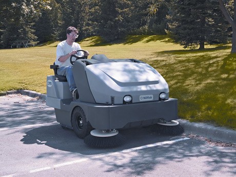 駕駛式掃地機(jī)